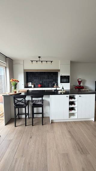 Energiezuinig, gelijkvloers appartement (112,4m) met 3 slaapkamers en een ruim aangelegde tuin. (212m)Omschrijving: Je komt binnen in de inkomhal...