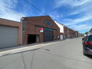 <strong>Instapklare halfopen woning met loods(248m²)</strong><br /><br /><strong>loods:</strong>
<ul><li>dak vernieuwd 2026 + geïsoleerd</li><li>drijfkracht</li><li>gepolierde vloer</li><li>voorzien van aparte wc</li><li>automatische garagepoort(4m hoog en 3,5m breed)</li></ul>
<br /><strong>woning:</strong>
<div><u>gelijkvloers</u>: inkomhal, slaapkamer/bureau, toilet, leefruimte met open keuken, veranda, badkamer, tweede keuken, tuin met toegang tot garage en loods<br /> </div>
<div><u>eerste verdiep</u>: tweede badkamer, 2 slaapkamers, bureau<br /> </div>
<div><u>tweede verdiep:</u> 1 slaapkamer met mogelijkheid tot nog 2 extra kamers</div>
<br /><strong>Troeven:</strong>
<ul><li>woning volledig verbouwd eind jaren '90</li><li>regenput 15.000l en steenput</li><li>droge kelder</li><li>ruime loods met elektrische poort(3,5 op 4 meter)</li><li>ruime kamers mogelijkheid</li><li>elektriciteit 100% conform</li><li>overal automatische rolluiken</li></ul>
<br />deze prijs is een vanafprijs