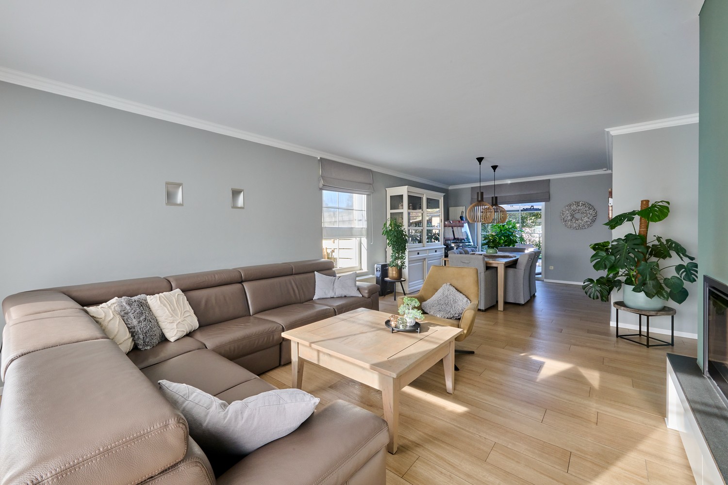 Prachtige instapklare villa met heerlijke leefruimtes voorzien van alle comfort, 4 slaapkamers, 3 badkamers, een perfect aangelegde tuin in alle privacy - foto 4