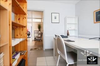 Energiezuinige, instapklare en ruime praktijkwoning met ideale ligging, tal van mogelijkheden en dubbele garage.Praktijkruimte + stuido evt sneller...