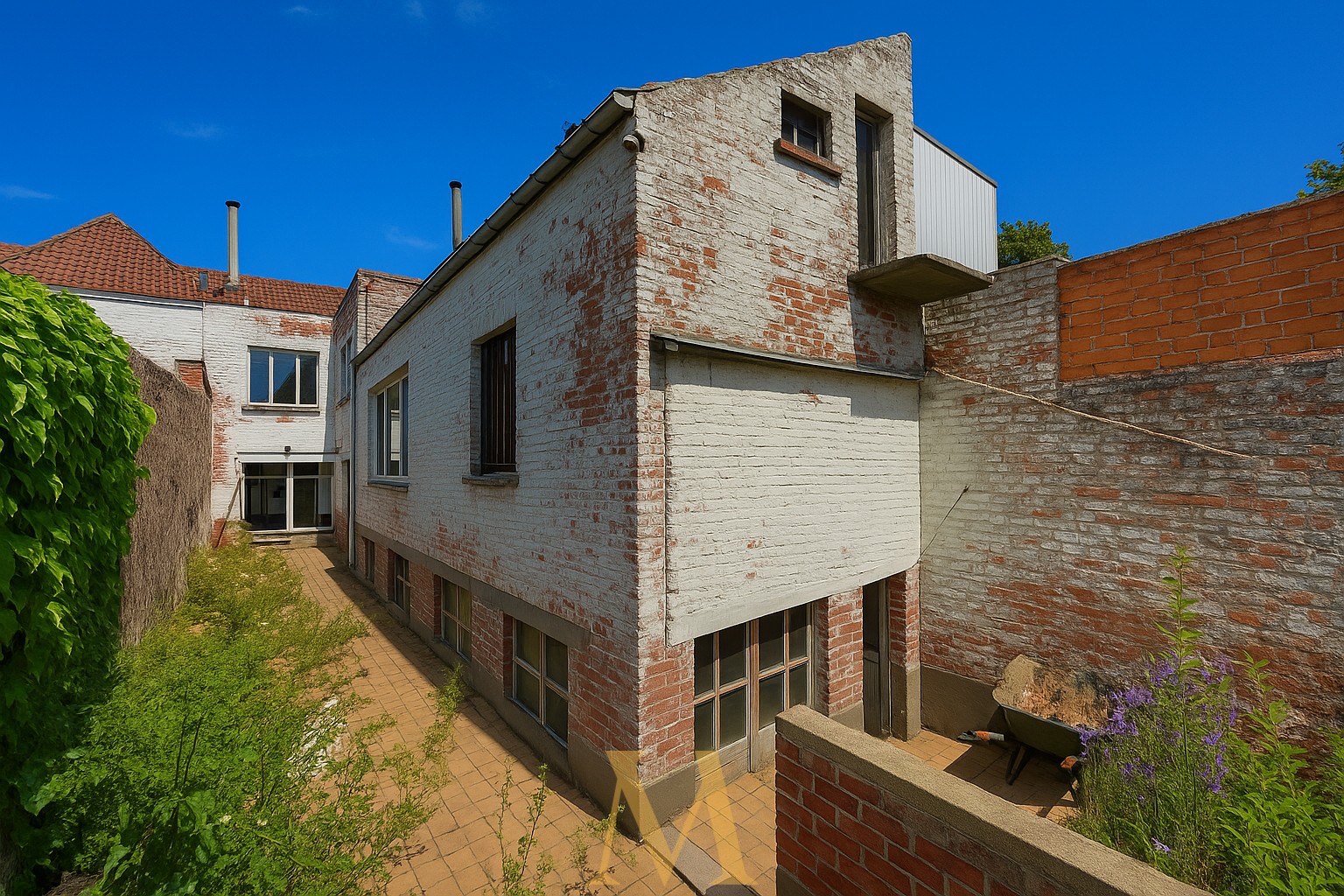 Te renoveren handelspand met ruim appartement in hartje Zwevegem - foto 4