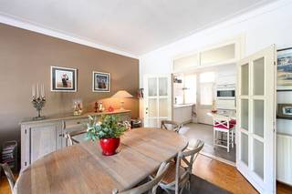 Bekijk dit appartement uitgebreid op www.koosi.beDit gezellige appartement is gelegen op de eerste verdieping van een gebouw dat zeer centraal ligt in het centrum van Mortsel. Alles wat je dagdagelijks nodig hebt is op korte wandelafstand te vinden en de bus- en tramhaltes bevinden zich bijna voor de deur.Langs de trap komen we op de eerste verdieping waar we het appartement betreden via een inkomhal.Als we vervolgens in de living binnenkomen krijgen we direct het gevoel dat dit een gezellig en toch ruim appartement is met een mooi zicht over het gemeenteplein van Mortsel.Centraal is de eetplaats gelegen en het salon bevindt zich aan de voorzijde van het appartement.Achteraan vinden we de halfopen keuken met een extra ontbijttafel en toegang tot een klein terras.Via de gang komen we terecht in een leuke kinderkamer.De badkamer is voorzien van een zitbad/douche en lavabo.Achteraan vinden we een zeer grote slaapkamer die eventueel kan opgedeeld worden in 2 kleinere slaapkamers.Aansluitend op de keuken vinden we een klein terrasje waar het rustig vertoeven is tijdens warme dagen.Het appartement is gelegen in een rustig gebouw, het is voorzien van een eigen verwarmingsinstallatie op gas (condensatieketel).Het appartement beschikt niet over een kelderberging en er is geen lift in het gebouw.