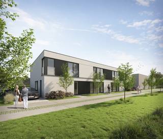 Deze gesloten woning op lot 22 combineert een praktische indeling met hedendaags wooncomfort. De woning biedt een ruime leefruimte met open keuken die uitgeeft op de tuin, waardoor binnen en buiten mooi in elkaar overvloeien. Grote raampartijen zorgen voor veel natuurlijk licht en een aangenaam ruimtegevoel.
Op de verdieping bevinden zich 3 comfortabele slaapkamers en een volledig ingerichte badkamer. Dankzij de energiezuinige technieken en een uitstekend E-peil van E10 geniet je van een woning die klaar is voor de toekomst, met een laag energieverbruik en een hoog wooncomfort.
De woning wordt afgewerkt volgens het lastenboek, met inspraak in de afwerking zodat je jouw nieuwe thuis mee vorm kunt geven naar eigen smaak. De private tuin biedt ruimte om te ontspannen, te spelen of gezellig buiten te tafelen.