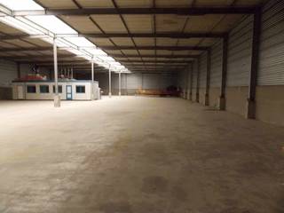 Magazijn van 1800m² gelegen op het industrieterrein Genk-Zuid, op enkele kilometers van zowel de E313 als de E314 (met directe verbindingen...