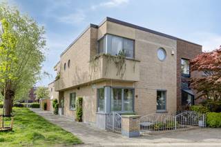 De woning te koop is gelegen op het rustige Linkeroever. Een perfecte ligging voor wie graag in een groene omgeving woont maar toch dichtbij de stad. De nabijheid van het openbaar vervoer en belangrijke invalswegen zorgen voor een goede bereikbaarheid van en naar Antwerpen centrum. Deze woning ligt in de Edmond De Coussemakerstraat, in een residentiële wijk vlak naast het Galgenweel. Het huis heeft een bewoonbare oppervlakte van ca 269 m². Indeling: Ruime droge kelderruimte met verwarming en verschillende kamers zoals een waskamer;Gelijkvloers; - inkomhal - ruime leefruimte met veel lichtinval door de hoekligging- halfopen keuken met uitzicht op en toegang tot de tuin van ca 96 m²1ste verdieping; - ruime nachthal - eerste ruime slaapkamer met dressing- riante badkame met dubbele lavabo, ligbad, douche en toilet- tweede ruime slaapkamer met lavabo en toegang tot terras Absolute troef is de prachtige zuidgerichte tuin van 96 m², een balkon van 12m². De woning kan nog volledig worden afgewerkt naar eigen smaak maar is ook zeer goed onderhouden waardoor u meteen kan intrekken. Extra troeven: - zuidgeoriënteerde tuin - op te frissen/instapklaar - toplocatie vlak naast het Galgenweel. Wil je een afspraak voor dit huis vastleggen, neem dan contact op met Janne Dokter 0468 06 08 34 - janne.dokter@dewaele.com. Dewaele Vastgoed Antwerpen Bent u geïnteresseerd in een appartement of woning te koop in Antwerpen? Aarzel dan niet om ons te contacteren. Had u graag uw eigen eigendom te koop aangeboden contacteer ons dan voor een vrijblijvende schatting, telefonisch op het nummer 03/206.76.76 of per mail naar antwerpen@dewaele.com. Ook voor alle andere vragen omtrent vastgoed kan u steeds bij ons kantoor te Antwerpen terecht! De algemene voorwaarden van Dewaele DIY kunt u steeds raadplegen via dewaele.com.Bestuursmaatregelen in het maatregelenregister: nee