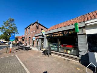 THE CORNER over te nemen, dus bovenop de huurprijs dient een overname betaald te worden voor gans de inrichting.<br /><br />Bekijk zeker ook de vastgoedvideo via deze link; https://youtube.com/shorts/lW6q7Q3VkRY<br /><br />De zaak is volledig uitgerust en bij wijze van spreken kan je morgen starten met je eigen zaak! Het bevat o.a. een volledig uitgeruste keuken, kassasysteem, glazenwasser, volledige uitgeruste toog, muziekinstallatie, uitgeruste frituurgedeelte, terras, bovenverdieping met 2 slaapkamers, living, badkamer en zolder ...<br /><br />Het pand bestaat uit 4 verdiepingen:<br /><br />- gelijkvloers bestaande uit de volledige handelsgedeelte; 2 zalen, toog, erachter een berging, frituurgedeelte met een volledige uitgeruste instapklare keuken, grote spoelbak met grote vaatwasser en nog wat extra stockage ruimte en sanitaire blok en terrassen rondom het gebouw<br /><br />- eerste verdiep bestaande uit; 2 slaapkamers, een living en een badkamer<br /><br />- zolderverdiep met gigantisch veel ruimte om dingen te stockeren<br /><br />- kelderverdiep <br /><br />Extra; uitstekende ligging in het centrum van Zonnebeke en met de hoogdagen zoals de Zonnebatjes en de kermis zijn dit de absolute topdagen voor 'The Corner, uitstekende financiële cijfers,...<br /><br />Droom jij ervan om een horeca zaak uit te baten? Aarzel niet langer en contacteer Maxim voor meer informatie of voor een bezoek;<br /><br />maxim@partnersinvastgoed.be - 0474/40.15.79