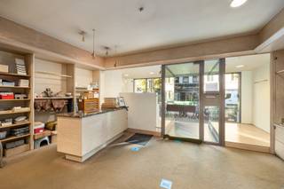 INDELINGGELIJKVLOERSVoormalige kledingzaak met een etalage van 6m breed, voorzien van een veiligheidsluik. De winkel is uitgerust met enkele...