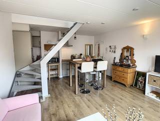 <p><span>Ben je op zoek naar een comfortabel appartement op een toplocatie? Dan is dit gezellige duplexappartement op de Naamsesteenweg precies wat je zoekt. Het appartement bevindt zich op de 3de verdieping en is vlot bereikbaar met de lift. Je woont op wandelafstand van het bruisende centrum van Leuven, recht tegenover Delhaize en een bushalte, met winkels, restaurants, openbaar vervoer en alle dagelijkse voorzieningen binnen handbereik.</span></p>
<p><span>Het appartement beschikt over een lichtrijke leefruimte met een gezellige zithoek en eetplaats, een volledig uitgeruste keuken en een ruime slaapkamer met praktische inbouwkast. De badkamer is voorzien van een douche en lavabo. Bovendien is een autostaanplaats inbegrepen in de prijs – een absolute meerwaarde in Leuven!</span></p>
<p><span>Het pand is momenteel verhuurd aan een goede huurder, wat deze eigendom ook bijzonder interessant maakt als investering.</span></p>
<p><span>Interesse? Neem contact met Alexander via </span><span>alex@sophimo.be</span><span> of 0479 79 86 94!</span></p>
