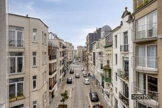 Dit ruim en modern appartement uit 2016, met een bewoonbare oppervlakte van 91 m² en heel veel lichtinval, is gelegen in het centrum van de stad en biedt alle comfort voor een aangenaam verblijf aan de Belgische kust. Het appartement beschikt over ruime living en eetplaats met een open keuken, 2 terrassen, 2 slaapkamers, badkamer met ligbad en douche, aparte wc en ruime gang met vestiaire.<br /><br />Het appartement is gelegen op 200m van het strand,<br /><br />Het appartement wordt momenteel verhuurd en is dus mogelijks ideaal als investering aan te kopen.