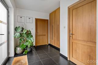 Bent u op zoek naar een ruime en kwaliteitsvolle woning, rustig gelegen maar toch in het hart van Brecht?Dan is deze charmante halfopen bebouwing uit...