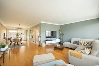 Een aangenaam ruime gezinswoning in Boom, met praktische indeling en een centrale ligging. Dit in combinatie met drie volwaardige slaapkamers, een oprit, ruime garage, tuin en elektriciteit die conform is, zorgt voor heel wat comfort.<br /><br />Op het gelijkvloers bevindt zich een ruime inkomhal met vestiaire en apart toilet. Verder is er een grote garage met voldoende plaats voor wagens, fietsen, stockage... én een ruime wasplaats. Achteraan sluit de woning aan op een aangename tuin met terras<br /><br />Op de eerste verdieping bevindt zich een lichtrijke leefruimte met een open zicht naar buiten. Aansluitend ligt de keuken met een aparte eethoek en voldoende kastruimte. Vanuit deze verdieping is er ook toegang tot het zuidgerichte terras.<br /><br />Op de tweede verdieping bevinden zich drie volwaardige good-sized slaapkamers, een apart toilet en een ruime badkamer met ligbad, douche en dubbele lavabo.<br /><br />Ook de ligging is een belangrijke troef. Scholen, winkels, openbaar vervoer en recreatiemogelijkheden bevinden zich in de nabije omgeving. Het Provinciaal Recreatiedomein De Schorre ligt vlakbij en dankzij de goede verbinding met de A12 en E19 zijn Antwerpen, Mechelen en Brussel vlot bereikbaar.<br /><br />Enkele troeven:<br />- 3 volwaardige slaapkamers<br />- EPC label B<br />- Elektriciteit conform!<br />- Ruime garage en oprit<br />- Aangename tuin met terras<br />- Ruime en lichtrijke leefruimtes<br />- Centrale en vlot bereikbare ligging<br /><br />Graag een meer info/ een bezoek?<br />Contacteer ons via jarno@groepvanhaute of 0492 83 88 19.