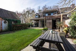 Deze uiterst charmante halfopen woning met bijgebouw is gelegen in een groene en rustige omgeving, vlakbij de vaart en de E10-plas, een ideale locatie voor fiets- en wandelliefhebbers.<br /><br /><strong>Indeling hoofdwoning</strong><br />Via de verzorgde voortuin betreedt u de woning in de inkomhal. De gezellige woonkamer met eetruimte vormt het hart van het huis. Aansluitend bevindt zich de ruime keuken. Achteraan is er een polyvalente ruimte die kan ingericht worden als bureau, speelkamer of extra zithoek. Vanuit de keuken, eetkamer én polyvalente ruimte heeft u directe toegang tot de tuin.<br />Op de eerste verdieping bevinden zich momenteel twee ruime slaapkamers (voorheen drie, eenvoudig terug te brengen naar de oorspronkelijke indeling) en een badkamer uitgerust met ligbad, lavabomeubel, toilet en aansluiting voor wasmachine en droogkast.<br />Verder beschikt de woning over een praktische zolderruimte.<br /><br /><strong>Bijgebouw</strong><br />Achteraan het perceel bevindt zich een bijgebouw.<br /><br /><strong>Tuin en extra’s</strong><br />De prachtig aangelegde tuin met vijver en verschillende zithoeken biedt een oase van rust en privacy.<br />Daarnaast is er een ruime garage met opbergzolder, evenals een kelder en kruipruimte onder de hoofdwoning.<br /><br /><strong>Bijzonderheden:</strong><br />+ EPC: C – 285 kWh/m²<br />+ Groene, rustige omgeving<br />+ Nabij vaart en E10-plas