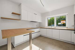 <p><span>In een rustige zijstraat zonder doorgaand verkeer (zone 30), woont u op korte afstand van de E19, maar ook van wandel- en fietspaden langs Dijle en Vaart. Deze nieuwbouwwoning, die momenteel in de laatste afwerkingsfase verkeert, haalt een laag energiepeil door integratie van: dikke isolatielagen, algemene vloerverwarming, warmtepomp, hybride omvormer, 6 zonnepanelen, ventilatiesysteem D (technische berging 2e verd.), alu-buitenschrijnwerk en superisolerende beglazing. De overdekte fietsenstalling aan de voorgevel en de bijzondere gevelarchitectuur, geven uw huis een unieke look. De L-vormige leefruimte (videofoon) met open U-vormige keuken en de inkomhal vormen één geheel, met eenzelfde grijze tegelvloer. In de keuken met vaste eettoog, spotten we een rist kwaliteitsapparaten: kookplaat, microgolf, oven, koelkast, diepvriezer en een vaatwasser. Grote raampartijen kijken uit op het betegelde terras (houten privacyschermen) en de omheinde tuin. De was-/bergruimte (1e verd.) geniet van overvloedige natuurlijke lichtinval via een raam en claustra-siermetselwerk. De badkamer omvat een inloopdouche (regenfunctie) met glazen douchewand en nis, plus hangtoilet en een dubbel lavabomeubel met kolomkast. Op de eerste verdieping ligt, naast de master bedroom met half afgescheiden dressing, nog een gewone kamer. De betontrap met keramische tegelbekleding leidt naar de tweede verdieping, waar nog twee kamers (veluxramen) beschikbaar zijn. In de straat zijn voldoende plaatsen beschikbaar voor vrij parkeren. Deze nieuwbouwwoning wordt verkocht onder een gemengd fiscaal stelsel, waarbij de grondwaarde onderworpen is aan 12% registratierechten en de constructiewaarde aan het verlaagde btw-tarief van 6%, mits de koper aan de wettelijke voorwaarden voldoet.</span></p>