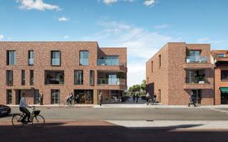 Dit mooie en ruim appartement gelegen op de tweede verdieping omvat: inkomhal, gastentoilet, woonkamer met open ingerichte keuken, berging, badkamer, 2 slaapkamers en terras (11,22m²).<br />Liften en trap zijn aanwezig tot op elk niveau.<br />Mogelijkheid tot aankoop ondergrondse autostaanplaats of garagebox (€ 30.000 - € 37.500). Kelderberging (€2.500 - € 3.500) dient aangekocht te worden. Tevens zijn er fietsliften aanwezig om de fietsen veilig naar de gemeenschappelijke stalling te brengen.<br /><br />Ook werd er gedacht aan het ecologische, waarbij gewerkt wordt met toekomstgerichte energievoorziening met grondboringen, gekoppeld aan een warmtepomp en zonnepanelen, die zorgen voor een uiterst efficiënte en voordelige energieopwekking.<br /><br />Interesse? Aarzel dan niet en neem onmiddellijk contact met ons op, 09 234 11 11 of gent@demeester.be.