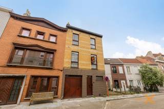 GROTE STADSWONING MET GARAGE EN TUIN op wandelafstand van historische binnenstad. Woning bestaande uit: Gelijkvloers: Inkomhal, garage, kelder (24m2), badkamer/wasplaats (douche, toilet, aansluiting wasmachine), woonkamer met houtstoof, volledig vernieuwde keuken met ontbijttafel (Vaatwas, kookplaat, dampkap, microgolfoven, heteluchtoven, stoomoven, dubbel spoeltafel - AEG en Bosch) en achterdeur naar terras (17m2) en zuid-west gerichte ruime stadstuin. 1e verdieping: nachthal, 3 slaapkamers (20,7 - 13,4 - 11,7m2), badkamer (lavabomeubel, douche, toilet). 2e verdieping: nachthal, grote slaapkamer (26m2) en zolderruimte (24m2 - mogelijkheid om inrichten - planken vloer en dakraam). Centrale verwarming op aardgas, houten ramen dubbel glas. Alle winkels - scholen - openbaar vervoer - enz. vlakbij!! DEZE GROTE STADSWONING IS IDEAAL VOOR EEN GROOT GEZIN, ABSOLUTE TOPWONING!! BEZOEKMOMENT ZATERDAG 13 juni 2026 vanaf 9u, enkel mogelijk op afspraak via mail.