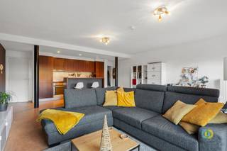 In een recent en kleinschalig gebouw, zonder lift en met lage gemeenschappelijke kosten, vindt u dit charmante gelijkvloers appartement met...