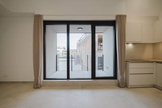 De focus bij de bouw lag op een zorgeloze akoestiek, waardoor u in alle privacy geniet van uw moderne 2-slaapkamer woonst. Een zeer ruime kelderberging en een energiezuinig ontwerp maken het plaatje compleet.Indeling- 1e verdiep:- inkomhal met gastentoilet- praktische berging- leefruimte met toegang tot het eerste terras- open keuken voorzien van alle hedendaagse toestellen- 2 slaapkamers waarvan 1 met inbouwkasten- badkamer met inloopdouche en aansluiting voor de wasmachine- 2 terrassenExtra:- geen lift- gemeenschappelijke kosten: € 40,00 / maand- grote kelderberging 28m²Dit appartement is onmiddellijk beschikbaar, Vraag dus snel een bezoek aan via www.dewaele.com!