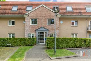 Dit appartement is gelegen in een afgesloten domein, voorzien van veel groen.<br />Het ligt op de 2e verdieping van deze villa appartementen die werden gebouwd tussen 2006 en 2009.<br />Het appartement heeft een oppervlakte van 121m² en beschikt over 3 slaapkamers en 2 badkamers.<br />1 badkamer is voorzien van dubbel lavabo en ligbad de tweede van een douchekamer met lavabo.<br />In de woonkamer heb je heel veel licht en beschikt je over een open keuken.<br />Aan de keuken grenst de berging en aan de living beschik je over 2 terrassen.<br />1 ruim terras met berging en 1 klein balkon.<br />Voor wie ruimte wil wonen in een kleine rustige residentie in het groen.<br />Mogelijkheid tot het aankopen van een garage (30.000€)<br /><br /><br />Info@flameestate.be<br /><br /><br />.