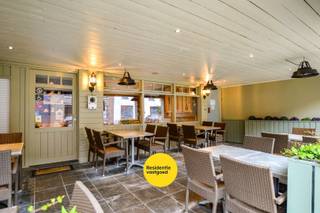 Deze ruime handelswoning in het centrum van Aartrijke combineert wonen en werken. Het handelspand beschikt over een volledig ingerichte keuken met aansluitend een ruime frigocel, ideaal voor horeca- of voedingsactiviteiten. Voor een vlotte logistieke werking is er een aparte doorgang voor leveranciers voorzien, zodat leveringen efficiënt kunnen gebeuren zonder de klantenruimte te storen. Daarnaast zijn er aparte toiletten voor de zaak.<br />Aan de handelsruimte bevindt zich een aangenaam overdekt terras met luifel, perfect om klanten in alle seizoenen een gezellige buitenruimte te bieden.<br /><br />Het woongedeelte bevindt zich eveneens op het gelijkvloers en biedt een comfortabele living met veel lichtinval. Op deze verdieping bevindt zich ook de slaapkamer evenals een zonnig binnenterras waar u in alle privacy kan genieten. Op de eerste verdieping vindt u de badkamer en twee bijkomende slaapkamers. <br /><br />Kortom, een veelzijdige handelswoning met praktische indeling en aangename woonruimtes.<br />EPC: energielabel C (Vg, Gmo, Wg, Gvkr, Gvv) Ref. OU28666<br /><br />Neem voorsprong met een vrijblijvende en gratis schatting van uw eigendom via:<br />www.residentievastgoed.be/gratisonlineschatten