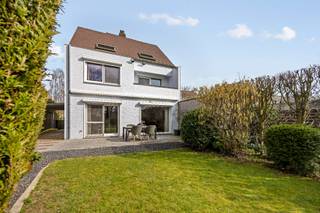 <br />Deze modernistische woning is energiezuinig gebouwd (EPC label B). Voorzien van hoogrendementsbeglazing, rolluiken , zonneluifel, zonnepanelen en een nieuwe hoogrendementgasketel. Zelfs met de warme zomers blijft deze woning fris.<br /><br />De 18 zonnepanelen leveren nog tot 2032 groenestroomcertificaten met een gemiddelde waarde van 1.250EUR per jaar.<br /><br />Je komt de woning binnen langs de voordeur of de zijdeur. Deze laatste geeft toegang tot een bergplaats met ingemaakte kasten en ruimte voor een wasmachine en droogkast. Via een centrale gang met toilet kom je in de lichte keuken met aansluitende eetkamer die uitgeeft op de mooie, groene achtertuin. De open eetkamer grenst aan de leeshoek met salon/TV hoek.<br /><br />Op de eerste verdieping bevinden zich 3 volwaardige slaapkamers waarvan één met ingemaakte kasten. Ook is er een bergruimte en badkamer met toilet. De bergruimte kan eventueel worden omgevormd tot tweede badkamer (leidingen voorzien). <br /><br />Op de tweede verdieping bevinden zich nog twee grote kamers, met afzonderlijke bergruimte, die dienst kunnen doen als slaap-, speel-, hobby-, fitnesskamer of bureau.<br /><br />De woning beschikt over een waterdichte kelder van 40m². Plaats genoeg om een wijnkelder te voorzien, of allerhande spullen koel te bewaren. <br /><br />Daarnaast is er een aangelegde voortuin en zuidwestgerichte achtertuin met twee terrassen. Achter het perceel ligt een grote landbouwzone waar niet kan worden gebouwd zodat u blijvend kan genieten van een maximale privacy. <br /><br />De oprit, aangelegd in hollandse klinkers, biedt parkeermogelijkheid voor meerdere auto's. Overdekt parkeren kan onder een pergola, of in de grote garage achteraan het perceel. Deze mooie ruimte van meer dan 50m² is geschikt voor twee wagens, met achteraan een afgesloten werkhuis of berging. <br /><br />Ligging: via de achterliggende zandweg kan men met de fiets naar het centrum, horeca, winkels en scholen op 1,2 km.<br />Oprit autostrade E313 op 6 km.<br /><br />De woning wordt te koop aangeboden wegens verhuis naar appartement.