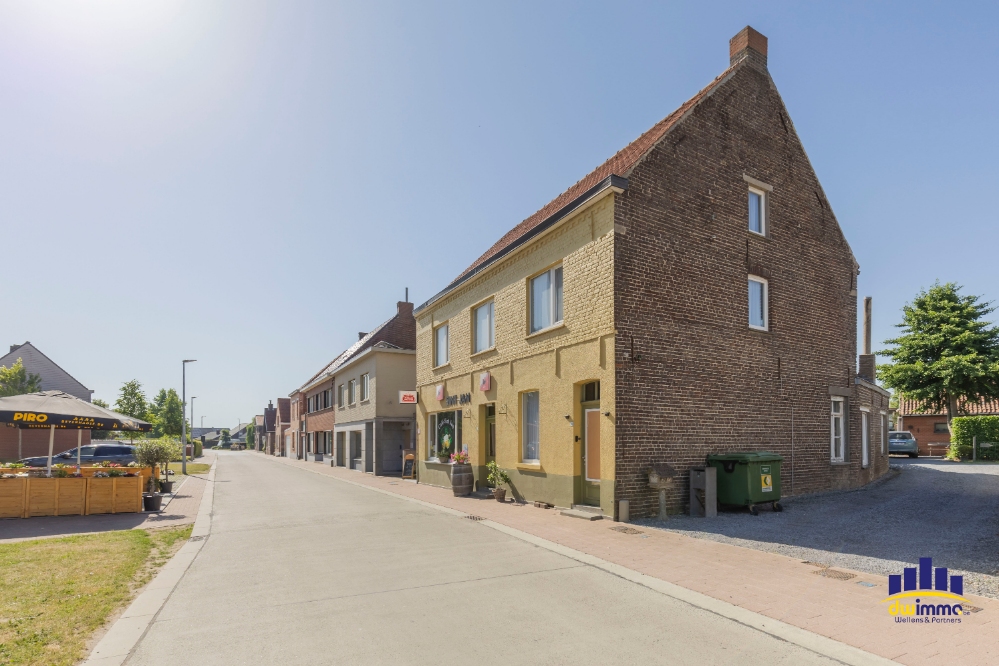 Twee panden te koop als één geheel – Unieke kans tegenover de kerk van Sint-Jan - foto 1