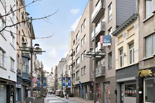 <p><span>Gemeubeld 2 slaapkamer appartement van 128 m² op topligging hartje stadscentum.</span></p><p><span>Volledig gerenoveerd appartement ingericht met nieuwe meubilair, nieuwe keukenkasten en nieuwe apparaten. </span></p><p><span>Residentie MEIRSTEGHE.</span></p><p><span> </span></p><p><span>Indeling:</span></p><p><span>Inkom met aparte gasten toilet, mooie woon-en leefruimte met veel daglicht op parket met toegang tot balkon.</span></p><p><span>Aansluitend bevindt zich de ruime ingerichte keuken met eethoek op tegels, toegang tot terras.</span></p><p><span>Aanpalende extra bergruimte met wasfaciliteiten. (1.43 x 2.74)</span></p><p><span>Volledig ingerichte badkamer voorzien van lavabo in meubel met verlichting en spiegel, riante inloopdouche.</span></p><p><span>Slaapkamer 1: 13m²  (3.95 x 3.33) op parket.</span></p><p><span>Slaapkamer 2: 11m²  (3.73 x 3.03)  op parket.</span></p><p><span> </span></p><p><span>Kosten:</span></p><p><span>Provisie: € 70 per maaand. </span></p><p><span> </span></p><p><span>Bijzonderheden:</span></p><p><span>- A-locatie </span></p><p><span>- instapklaar</span></p><p><span>- karakter, licht en ruimte </span></p><p><span>- gunstige EPC score (A)</span></p><p><span>- videofonie</span></p><p><span>- dubbele beglazing</span></p><p><span>- veiligheidsdeur</span></p><p><span>- elegant, goed onderhouden gebouw</span></p><p><span> </span></p><p><span>Geniet van de omgeving: architectuur, luxe en praktische winkels en bezienswaardigheden in deze mooie stads-buurt aan de Meir.</span></p><p><span>Winkels en openbaar vervoer voor de deur.</span></p><p><span> </span></p><p><span>Onmiddellijk beschikbaar </span></p>
