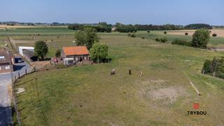 Welkom in de Stokstraat te Houthulst, waar rust, ruimte en natuur samenkomen. Deze karaktervolle hoeve is gelegen op een uitgestrekt perceel van...