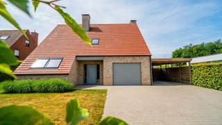 <p>Bent u op zoek naar een instapklare en ruime gezinswoning waar comfort, gezelligheid en buitenleven perfect samenkomen? Dan is deze prachtige woning met een bewoonbare oppervlakte van maar liefst <strong>340 m²</strong> zeker een bezoek waard.</p>
<p>Bij het binnenkomen wordt u verwelkomd in een ruime inkomhal met gastentoilet en praktische vestiaireruimte. De lichtrijke leefruimte straalt warmte en karakter uit dankzij het massief eiken parket en de gezellige haardcassette. Grote raampartijen zorgen voor een prachtig uitzicht op het zonnige terras, de verzorgde tuin en het zwembad.</p>
<p>De keuken werd in <strong>2009</strong> uitgebreid en volledig vernieuwd. Ze is uitgerust met alle hedendaagse toestellen en beschikt over een gezellige ontbijthoek waar u elke dag geniet van een prachtig zicht op de tuin en het zwembad.</p>
<p>Verder beschikt de woning over een ruime garage met automatische poort, een praktische wasruimte met veel opbergkasten en een afzonderlijke technische ruimte voor de stookolie-installatie. Via een zijdeur bereikt u rechtstreeks de carport en de tuin.</p>
<p>Op de eerste verdieping bevinden zich drie volwaardige slaapkamers en een comfortabele badkamer, uitgerust met een dubbele lavabo in meubel, ligbad en toilet. De zolder, bereikbaar via een plooitrap, biedt extra bergruimte.</p>
<p>De absolute blikvanger van deze woning is zonder twijfel de <strong>zuidgerichte tuin</strong>, waar u in alle privacy kunt genieten van twee ruime terrassen en een prachtig buitenzwembad van <strong>3,5 x 8 meter</strong>. De technische installatie en waterzuivering van het zwembad zijn netjes ondergebracht in het tuinhuis.</p>
<p>Als extra troef beschikt deze woning over een volledig ingericht <strong>poolhouse</strong> met bar en kitchenette, toilet, douche en elektrische verwarming. De ideale plek om vrienden en familie te ontvangen of om heerlijk te ontspannen tijdens de zomermaanden.</p>
<p><strong>Troeven op een rij:</strong></p>
<ul>
<li>Bewoonbare oppervlakte van ca. 340 m²</li>
<li>Rustige en aangename woonomgeving</li>
<li>Ruime leefruimte met massief eiken parket en haardcassette</li>
<li>Vernieuwde en uitgebreide keuken (2009)</li>
<li>Drie ruime slaapkamers</li>
<li>Zuidgerichte tuin met twee terrassen</li>
<li>Buitenzwembad (3,5 x 8 m)</li>
<li>Volledig ingericht poolhouse met bar, kitchenette, douche en toilet</li>
<li>Garage, carport en ruime bergruimtes</li>
</ul>
<p>Een ideale woning voor gezinnen die op zoek zijn naar ruimte, comfort en een unieke tuinbeleving. Contacteer ons vandaag nog voor een bezoek en ontdek zelf alles wat deze uitzonderlijke woning te bieden heeft.</p>
