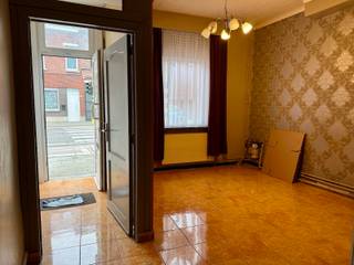 Strategisch gelegen gezellige familiale woning.<br /><br />✅ De inkom heeft een bureel en/of bergruimte voor fietsen ea.<br />✅ De keuken is modern en ingericht en beschikt over een lichtrijke eethoek.<br />✅ De living heeft zicht op de tuin en overdekt terras<br />✅ De tuin is bereikbaar via een zij-ingang<br />✅ 3 slaapkamers + een zolder<br />✅ Badkamer met inloopdouche.<br /><br />Op een paar afwerkingen na , instapklaar !