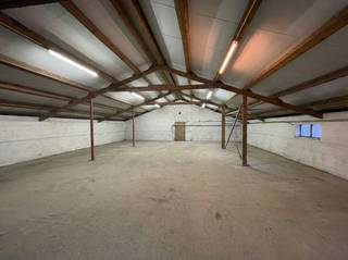 Dit magazijn is gunstig gelegen in Lichtervelde en biedt een vlotte bereikbaarheid dankzij de nabijheid van belangrijke invalswegen en verbindingen richting Roeselare, Torhout en de E403. Ideaal voor opslag, logistiek of lichte bedrijfsactiviteiten.<br /><br />De loods is uitgerust met een manuele schuifpoort, wat zorgt voor een praktische toegang voor laden en lossen.<br />Het pand is beschikbaar vanaf <strong>1 april 2026.</strong><br /><br />De onroerende voorheffing is ten laste van de huurder.<br />De verhuur gebeurt onder het btw-stelsel.<br /><br />Interesse of graag meer informatie? Dit magazijn combineert een strategische ligging met functionele eenvoud.<br />