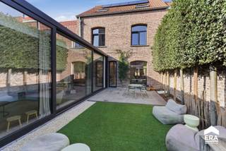 <p><strong>Vastgoedtopper te koop: karaktervolle tot in de puntjes gerenoveerde herenwoning met 4 slpk (5e mogl) in het centrum van Ieper</strong></p>

<p>Deze statige woning combineert authentieke charme met moderne hoogwaardige afwerking. De centrale ligging maakt dagelijkse voorzieningen en openbaar vervoer makkelijk bereikbaar, ideaal voor gezinnen of wie comfortabel wil wonen in een residentiële omgeving.</p>

<p> </p>

<p>Indeling:<br />• Inkomhal met <strong>bergruimte </strong>(ideaal voor <u>fietsen</u>), apart toilet en toegang tot de <strong>droge kelder</strong><br />• Leefruimte met veel natuurlijk lichtinval, ruimte voor zithoek, eethoek en bureau / speelhoek<br />• Volledig uitgeruste keuken met toegang tot de berging<br />• Twee slaapkamers op de eerste verdieping.<br />• Badkamer met inloopdouche, bad en lavabomeubel alsook <strong>ingemaakte kasten</strong> voor wasmachine en droogkast<br />• Tweede verdieping: polyvalente ruimte, 2 slaapkamers en een zolderberging</p>

<p>Troeven:<br /><strong>• Blanco elektrische keuring, asbestveilig én EPC label B (10 zonnepanelen met thuisbatterij)</strong><br />• Centrale ligging in hartje Ieper<br />• Prachtige herenwoning, recentelijk gerenoveerd<br />• Uiterst kwalitatieve materialen en praktische indeling</p>

<p><em><u>Beschikbaarheid: vanaf 01/03/2027 of vroeger in overleg</u></em></p>

<p>Instelprijs €495.000<br />Alle biedingen worden aan de eigenaar overgemaakt. De eigenaar behoudt zich het recht voor om een bod al dan niet te aanvaarden.<br /><br />Neem vandaag nog contact op met je ERA-makelaar voor een bezoek!</p>

<p>JOUW DROOMHUIS. ZO GEVONDEN!</p>