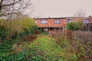 Deze te renoveren woning is gelegen in een rustige wijk vlak bij het centrum van Buggenhout. Het huis is gelegen op een perceel van 282 m²...