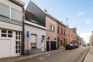 Instapklare stadswoning met drie slaapkamers en inpandige garage. <br /><br />Indeling en omschrijving:<br />U betreedt deze instapklare stadswoning via de inkomhal. Aan de rechterzijde bevindt zich de praktische inpandige garage, met directe toegang tot de kelder. De woonkamer is ingedeeld in een zit- en eethoek en wordt extra verwarmd door een gezellige gaskachel. De open keuken is uitgerust met boven- en onderkasten, een kookplaat, dampkap, spoelbak, vaatwasser en oven. Dankzij de aanwezige lichtkoepels geniet u in deze ruimtes van aangename natuurlijke lichtinval. Aansluitend vindt u de betegelde badkamer, voorzien van een douche, lavabo met meubel, spiegelkasten en toilet. Achteraan bevindt zich een handige berging met aansluitingen voor wasmachine en droogkast. <br />Zowel op het gelijkvloers als op de eerste verdieping is de woning uitgerust met airco, wat zorgt voor extra comfort het hele jaar door. Op de eerste verdieping vindt u de twee slaapkamers en een apart toilet. Op de zolderverdieping bevindt zich de derde slaapkamer. Tot slot beschikt deze stadswoning over twaalf zonnepanelen en een aangenaam tuintje waar u in alle rust kan ontspannen.<br /><br />Extra info: instapklaar I 12 zonnepanelen I <span>EPC 203 kWh/ (m² jaar) label C I infoplicht: Vg, Wg, Gvv, Gvkr, Gmo I watertoets: P-score: D I G-score: D.</span>