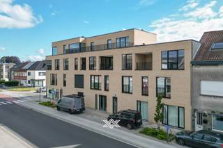Dit gloednieuw en instapklaar appartement maakt deel uit van residentie Wondelaer, een energiezuinig nieuwbouwproject in het hart van Wondelgem. Het appartement heeft een bewoonbare oppervlakte van 100 m² en een terras van 9 m². Via de inkomhal heeft u toegang tot een lichtrijke leef- en eetruimte en de open keuken met aansluitend een handige berging. Verder vindt u er twee slaapkamers waarvan de master bedroom een dressing heeft, een afzonderlijk toilet en een badkamer met een inloopdouche en lavabo. Ondergronds is er een private parkeerplaats met een handige berging voorzien. <br /><br />Dit appartement werd uitgerust met energiezuinige technologieën, vrij van fossiele brandstoffen. Zo beschikt het over een individuele warmtepomp in combinatie met vloerverwarming, wat zorgt voor een laag energieverbruik. Daarnaast is er een balansventilatie en zijn er fotovoltaïsche panelen aanwezig die verder bijdragen aan de energiezuinigheid van het appartement. <br /><br />Gelegen nabij de kern van Wondelgem vindt u er alle voorzieningen op wandel- en fietsafstand, gaande van diverse scholen en winkels tot parken en culturele activiteiten. Dankzij de uitstekende verbindingen naar Gent kunt u hier genieten van de rust terwijl de levendigheid van de stad altijd binnen handbereik is. <br /><br />E-peil: E30 / EK conform<br /><br />Een persoonlijke, vrijblijvende afspraak kan via jef@landbergh.be of 09 225 25 24.