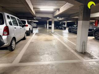 In Antwerpen in een veilige garage onder een appartementsgebouw vinden we deze autostaanplaats terug. De staanplaats is te bereiken via een brede...