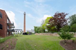 <p><strong><span>De Melkerij</span></strong></p>
<p><span> </span></p>
<p><span>In Sinaai wordt de voormalige Melkerij ontwikkeld tot een prachtig wooncomplex. De Melkerij telt 27 appartementen (1-2-3 slaapkamers), 5 woningen en 3 atelierwoningen. Alle wooneenheden zijn voorzien van parkeermogelijkheid (al dan niet ondergronds). Het divers aanbod maakt De Melkerij zeer aantrekkelijk voor alle doelgroepen: gezinnen, ouderen, alleenstaanden, doorgroeiers, kleine zelfstandigen,… </span></p>
<p><span> </span></p>
<p><span>Alle appartementen hebben ruime individuele buitenruimten. Daarbovenop is er de ruime parktuin die de Melkerij zijn groen karakter geeft. De rijwoningen en gelijkvloers appartementen hebben zelfs rechtstreeks toegang tot de parktuin vanuit de privétuin. Ideaal voor een korte wandeling of ontspanningsmoment. Ook kan u de kleintjes met een gerust hart buiten laten spelen daar de parktuin enkel toegankelijk is voor bewoners. </span></p>
<p><span> </span></p>
<p><strong><span>Authentiek & groen wonen </span></strong></p>
<p><span> </span></p>
<p><span>U wenst een mooie woonst in Centrum Sinaai met een authentiek karakter? Deze unieke combinatie vindt u terug in De Melkerij. De ontwikkeling gebeurt met respect voor het verleden. Zo worden onder meer de schouw & gevel behouden en gerestaureerd, wat de parktuin meer karakter geeft. Naast de parktuin geniet u ook van een prachtig groen uitzicht. Kortom: Wonen in een unieke groene omgeving. </span></p>
<p><span> </span></p>
<p><strong><span>Duurzaamheid</span></strong></p>
<p><span> </span></p>
<p><span>We hechten veel waarde aan duurzaamheid binnen onze bouwprojecten. We kozen bewust voor geothermie: duurzaam verwarmen via warmtepompen. Alle woningen worden gerealiseerd als BEN-woning, incl PV-cellen en ventilatiesysteem met warmte-terug-win installatie. </span></p>
<p><span> </span></p>
<p><span>De Melkerij is gelegen nabij de dorpskern (met een prachtig dorpsplein/dries). Er is een vlotte verbinding naar zowel </span></p>
<p><span>E17 (5min) als E34 (10min). De groene omgeving van Sinaai is daarnaast uiterst geschikt voor wandel en fietstochten</span></p>
<p><span> </span></p>
<p><span>Grijp nu je kans en profiteer van die verleidelijke 6% BTW-regeling tot eind 2024!</span></p>
<p><span> </span></p>
<p><span> </span></p>