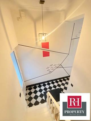 Dit pand ligt op een toplocatie, tussen Place Jourdan en Place Flagey. Het is een eengezinswoning die in 2020 hoogwaardig is gerenoveerd en...