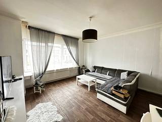 Te renoveren appartement op gelijkvloerse verdieping op centrale en rustige ligging in Deurne.Indeling:Inkomhal: +/- 5 m², linoleum.Living: +/- 25...