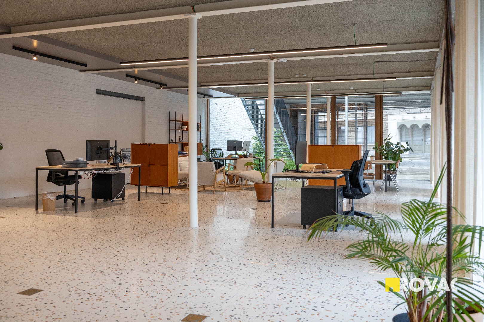 Stijlvolle en instapklare kantoorruimtes met binnentuin in centrum Izegem - foto 3