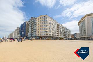 Ruim en verzorgd appartement met 1 slaapkamer in Residentie Monte Carlo. Het appartement is gelegen op de vijfde verdieping en geniet een topligging aan de zeedijk. Vanuit de living heeft u een mooi zijdelings zeezicht. Het appartement beschikt ook nog over een praktische linnenkamer op het 8ste verdiep, een privatieve kelder en een fietsenberging. Dankzij de centrale ligging bent u vlakbij winkels en openbaar vervoer, wat het comfort en de bereikbaarheid nog extra verhoogt. Interesse? Neem contact met ons op voor meer informatie of een bezichtiging.