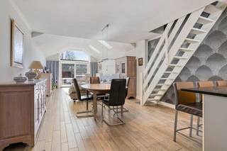 Deze instapklare woning in de Ronsaardbekestraat 124 combineert een praktische indeling met een uitstekende ligging in de gegeerde buurt Fort Lapin...