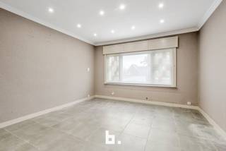 In een rustige straat vlakbij het centrum van Staden bevindt zich deze ruime gezinswoning met bijzonder veel mogelijkheden.<br /><br />De indeling van deze verder af te werken gezinswoning is als volgt:<br />Inkomhal, ruime lichtrijke leef- en eetruimte met pelletkachel, vernieuwde open keuken met toegang tot de kelder.<br />Verder bevinden zich nog een badkamer en wasplaats op de benedenverdieping<br /><br />Bovenin de woning bevindt zich twee ruime slaapkamers en een verder af te werken tweede badkamer.<br />De tweede verdieping is te bereiken via de vaste trap.<br />Deze werd reeds volledig afgewerkt en kan dus dienst doen als derde slaapkamer.<br /><br />De zonnige, en uiterst gezellige stadstuin is een enorme troef.<br />Verder beschikt het pand over diverse tuinbergingen.<br /><br />Watergevoelig openruimtegebied (Worg): NVT<br /><br />Dé troef van deze woning is de aparte doorgang die van aan de straat toegang biedt tot aan de tuin. Hierdoor kunnen fietsen ed. in de tuinberging geplaatst worden zonder men doorheen de woning moet.