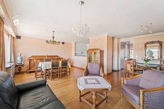 <p>Te koop: lichtrijk appartement met 2 slaapkamers en terras op een topligging in Waregem.<br /><br />Dit verzorgde appartement op de 2e verdieping met een bewoonbare oppervlakte van ca. 90 m² geniet van een uitstekende ligging in het centrum van Waregem, op wandelafstand van de Markt, winkels, horeca, openbaar vervoer en alle dagelijkse voorzieningen.<br /><br />Dankzij de grote raampartijen geniet u van veel natuurlijke lichtinval en een aangenaam wooncomfort. Op het zonnige terras komt u volledig tot rust.<br /><br />Indeling: via de inkomhal met inmaakkasten (vestiaire) bereikt u het apart gastentoilet en de ruime, lichtrijke leefruimte (parketvloer) met directe toegang tot het terras. Aansluitend bevindt zich de volledig uitgeruste keuken en aanpalende bergruimte. Het appartement beschikt over twee volwaardige slaapkamers en een badkamer. Tevens is er nog een kelder aanwezig op verdieping -1.<br /><br />In de ondergrondse verdieping kan optioneel een garagebox bijgekocht worden met automatische poort (€35.000).<br /><br />Troeven:<br />- uitstekende ligging in het centrum van Waregem<br />- op wandelafstand van de Markt en alle voorzieningen<br />- lichtrijke leefruimte<br />- zonnig en aangenaam terras<br />- 2 volwaardige slaapkamers<br />- interessant als eigen bewoning of investering<br /><br />Voor wie is dit ideaal?<br />Ideaal voor wie centraal wil wonen in Waregem en op zoek is naar een comfortabel appartement met 2 slaapkamers. Ook interessant voor investeerders dankzij de uitstekende centrumligging.<br /><br />Te koop via Immo Beguin, jouw vastgoedexpert sinds 2009, met kantoren in Ronse, Waregem, Kortrijk, Deinze, Doornik en Lessines.<br /><br />Bezoek na afspraak via: charlotte@immobeguin.be</p>