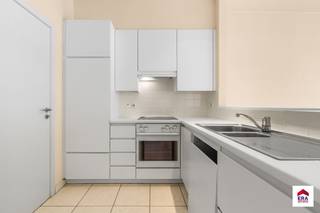 <p><strong>Te koop: appartement met zeezicht te regio groenendijk Oostduinkerke.</strong></p>
<p>Dit appartement bevindt zich in de omgeving groenendijk met prachtig zeezicht en zicht op de duinen. De ligging nabij openbaar vervoer maakt het ideaal voor zowel permanente bewoning als vakantieverblijf. Dankzij de twee badkamers en de twee ruime terrassen geniet u van extra comfort en privacy. De EPC-score C zorgt voor een degelijke energieprestatie. Mogelijkheid tot aankoop van een gesloten garagebox.<br /> </p>
<p><strong>Belangrijkste ruimtes:</strong><br />• Woonkamer met grote ramen en uitzicht op zee<br />• Keuken met functionele indeling<br />• Twee slaapkamers<br />• Badkamer met ligbad<br />• Badkamer met douche<br />• Terras aan voor- en achterzijde<br />• Berging voor extra opslag<br />• Inkomhal<br />• Apart toilet</p>
<p> </p>
<p><strong>Troeven:</strong><br />• Uniek zeezicht en zicht op de duinen<br />• Twee badkamers voor optimaal comfort<br />• Mogelijkheid tot aankoop gesloten garagebox</p>
<p> </p>
<p>Neem vandaag nog contact op met je ERA-makelaar voor een bezoek.</p>
<p> </p>
<p>JOUW DROOMAPPARTEMENT. ZO GEVONDEN!</p>