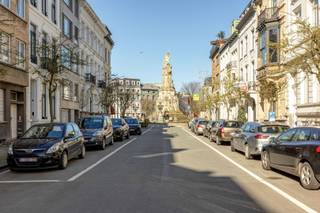 <p><strong>Uniek gelijkvloers met enorm potentieel: om te vormen naar woonloft met buitenruimte</strong></p><p>Op een centrale ligging in <strong>Antwerpen</strong> bevindt zich dit <strong>gelijkvloers kantoor</strong> met uitzonderlijk potentieel om te vormen tot een <strong>ruime woonloft</strong>. Dankzij de <strong>betonconstructie</strong> en vrije overspanningen geniet je hier van maximale <strong>indelingsvrijheid</strong>.</p><p>De ligging is een sterke troef: vlot bereikbaar met de wagen, fiets en <strong>openbaar vervoer</strong>, en op wandelafstand van <strong>winkels</strong>, <strong>horeca</strong> en het bruisende stadsleven.</p><p>Het pand beschikt over een <strong>privé inkom</strong>, naast de gemeenschappelijke inkomhal met <strong>lift en trap</strong>. Mogelijk indeling op het gelijkvloers: <strong>leefruimte met keuken (ca. 40 m²)</strong>, een <strong>salon (25 m²)</strong> en een uitzonderlijk ruime <strong>master bedroom (45 m²)</strong> met <strong>dressing en badkamer</strong>. Achteraan toegang tot verdieping van <strong>ca. 40 m²</strong>, ideaal voor bijkomende slaapkamers.</p><p>De potentiële buitenruimte is een absolute meerwaarde: c<strong>a. 66 m²</strong> met mogelijkheid tot het creëren van een <strong>patiotuin</strong>.</p><p>Op -1 bevinden zich polyvalente <strong>leefkelders</strong> met natuurlijke lichtinval: een ruimte van <strong>47 m² (ideaal als wijnbar)</strong> en een extra kamer van <strong>22 m²</strong>.</p><p><strong>Troeven:</strong></p><ul><li><strong>Om te vormen tot unieke woonloft</strong></li><li><strong>Betonstructuur met veel mogelijkheden</strong></li><li><strong>Buitenruimte/tuin van ca. 66 m²</strong></li><li><strong>2 garageboxen inbegrepen</strong></li><li><strong>Polyvalente kelderruimtes</strong></li></ul><p><strong>Renovatiewerken te voorzien</strong>: inrichting loft, keuken, 2 badkamers, isolatie en aanleg patio en tuin.</p><p>Interesse in dit uitzonderlijk project met karakter en mogelijkheden? Neem contact via   03 646 66 55 of 📧 sofie@sinjoor.be.</p>