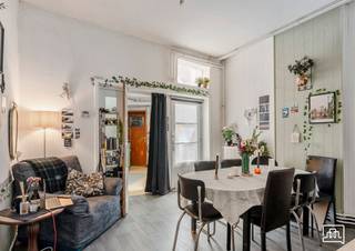 <p><span>Te koop : Leuven</span></p><p><span> </span></p><p><span>Woning is vergund als twee entiteiten (kamers) en ook zo verhuurd.</span></p><p><span>Einde van huurcontracten bij einde van het academiejaar 2026.</span></p><p><span> </span></p><p><span>U komt binnen in de gang en loopt zo door tot in de living/eetplaats.</span></p><p><span>Achterliggend zijn keuken en badkamer met toilet gelegen.</span></p><p><span>Er is een kleine buitenruimte aanwezig.</span></p><p><span>Aan de voorkant op het gelijkvloers, is er een lichtrijke ruimte die als bureau kan worden ingericht.</span></p><p><span>Op de eerste verdieping zijn er twee ruime slaapkamers.</span></p><p><span>Op de bovenste verdieping, bereikbaar via vaste trap, heb je twee aparte ruimtes, slaapkamers, met natuurlijk licht.</span></p><p><span>De woning is deels onderkelderd. Via de kelder komen de verschillende voorzieningen, elektriciteit, gas en water, binnen.</span></p><p><span> </span></p><p><span>De woning dient te worden gerenoveerd en daarbij zijn verschillende scenario's denkbaar:</span></p><p><span> </span></p><p><span>De bestaande toestand opgraden tot investeringspand waarbij de (vergunde) opdeling wordt aangehouden & uitgebreid.</span></p><p><span> </span></p><p><span>Mits een stedenbouwkundige vergunning omvormen tot een eengezinswoning, en daarbij is het denkbaar om een ruimere buitenruimte te creëren. </span></p><p><span> </span></p><p><span>De ligging is binnen de cirkel van Leuven, in een rustige buurt met alle denkbare faciliteiten in handbereik. </span></p><p><span> </span></p><p><span>Interesse? We maken graag tijd voor u.</span></p><p><span> </span></p>