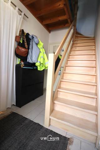 Bent u op zoek naar een charmant duplex appartement met 1 slaapkamer en gezellige tuin, achteraan het gebouw? 
Lees en kijk dan snel even verder!<br />Dit appartement is ideaal gelegen, in het centrum van Haasdonk. Scholen, winkels en het openbaar vervoer zijn vlakbij. Dit appartement is gelegen, achteraan het gebouw (een achterbouw) waardoor er enorm veel privacy is. Dit appartement heeft een gezellig tuintje, achteraan het appartement. Dit appartement heeft een EPC-waarde met label C. <br />Indeling: 
inkomhal met gastentoilet én trap naar boven. Lichtrijke leefruimte met open keuken. De keuken is geïnstalleerd met kasten en toestellen. Kelder met aansluiting voor het wasmachine en de droogkast (wordt gebruikt als bergruimte). Op de bovenverdieping is er één slaapkamer aanwezig met aansluitend een badkamer, die voorzien is van een douche en een lavabomeubel. <br />Dit appartement is vrij vanaf 1 juni 2026. 
De gemeenschappelijke kosten zijn inbegrepen in de huurprijs. 