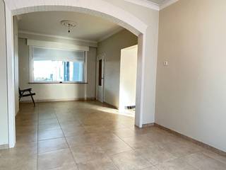 Verrassend ruime centrumwoning met tuin, en 5 slaapkamers.De woning heeft renovatie nodig en heeft zeer veel mogelijkheden. Beneden is er dubbele...