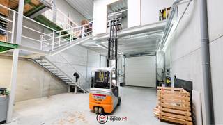 Ben je op zoek naar een strategisch gelegen bedrijfshal in Bilzen? Dan is deze recente en volledig afgewerkte opslagruimte op Natveld 47 te Bilzen-Hoeselt een interessante opportuniteit om aan te kopen. Dankzij de vlotte bereikbaarheid, de functionele indeling en de aanwezigheid van een kantoorruimte biedt dit pand een ideale uitvalsbasis voor ondernemers of investeerders. Deze bedrijfshal bevindt zich op een uitstekend bereikbare locatie, vlakbij het op- en afrittencomplex van de E313. Bovendien beschikt het pand over een praktische inrichting waarbij opslag, administratie en logistiek naadloos samenkomen. Tegenover de hal ligt er een parkeerplaats die mee verkocht wordt. <br /><br /><strong>Gelijkvloers (113m²):</strong>
<ul>
<li>Ruime opslag- en werkruimte</li>
<li>Automatische sectionale poort </li>
<li>inkomdeur voor personeel en bezoekers </li>
</ul>
<br /><strong>Mezzanine (56m²):</strong>
<ul>
<li>Kantoor met veel daglicht</li>
<li>Keuken </li>
<li>Toilet</li>
<li>Praktische bergruimte die eenvoudig met een heftruck kan worden beladen</li>
</ul>
<br /><strong>Troeven</strong>:
<ul>
<li>Uitstekende ligging nabij de E313</li>
<li>Recente constructie met duurzame betonstructuur</li>
<li>Volledig afgewerkt met kantoor, keuken en sanitair</li>
<li>Extra opslagruimte op de mezzanine</li>
<li>Praktische laad- en losmogelijkheden voor heftruckgebruik</li>
<li>Private parkeerplaatsen voor personeel en bezoekers</li>
<li>Interessante investering voor eigen gebruik of verhuur</li>
</ul>
<br />Ontdek zelf de mogelijkheden van deze goed gelegen bedrijfshal in Bilzen tijdens een bezoek ter plaatse. Contacteer Mariek via mariek@optie-m.be of 0472 74 32 63.<br />Wil je weten wat jouw eigendom waard is? Neem gerust contact met ons op voor een vrijblijvende waardebepaling.<br />VG / Wug / Gmo / Gvkr / Gvv