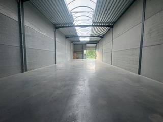 Bent u op zoek naar een hoogwaardige en duurzame bedrijfsruimte voor uw onderneming? Deze kwalitatieve opslag- en productieruimte van 300 m² maakt deel uit van het KMO-project "Boostkamp" in Oostkamp en biedt uitstekende faciliteiten voor diverse bedrijfsactiviteiten.<br /><br />Gebouw & technische specificaties<br /><br />*Oppervlakte: 300 m²<br />*Duurzame staalconstructie opgebouwd met geïsoleerde betonpanelen.<br />*Vrije hoogte: Maar liefst 6,20 m, ideaal voor hoogstapeling of het installeren van stellingen.<br />*Toegang: Automatische sectionale poort (4 m x 4,20 m) met een afzonderlijke toegangsdeur.<br />*Lichtinval: Voorzien van een lichtstraat en een raampartij die zorgen voor natuurlijk daglicht.<br /><br />Energie & duurzaamheid:<br />* Zonnepanelen aanwezig op het dak.<br />* Mogelijkheid tot aansluiting van gas.<br />* Gedeelde regenwaterput van 5.000 liter (per 2 loodsen).<br /><br />Voorzieningen & comfort<br /><br />*Parkeergelegenheid: Inclusief 2 privatieve parkeerplaatsen recht voor de deur.<br />*Sanitair & water: Uitgerust met sanitaire voorzieningen en een wasbak.<br />*Nutsvoorzieningen: Eigen, aparte tellers voor de nutsvoorzieningen.<br /><br />Mogelijkheden & contractuele details<br /><br />*Uitermate geschikt voor tal van activiteiten zoals opslag, logistiek, productie, ambacht, etc.<br />*Beschikbaarheid: per direct<br />*Huurwaarborg: 3 maanden huur.<br />*Onroerende voorheffing: Ten laste van de huurder, transparant doorgerekend op basis van het jaarlijkse aanslagbiljet.<br /><br />Interesse?<br /><br />Wilt u de mogelijkheden voor uw onderneming ter plaatse ontdekken? Neem vandaag nog contact met ons op voor bijkomende info of om een bezoek in te plannen!